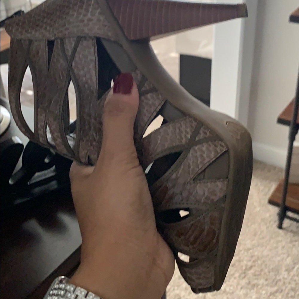 Kenneth Cole Pumps - Picture 3 of 4